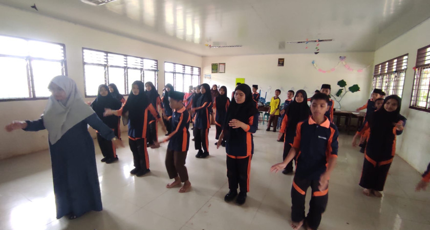 Persiapan Menyambut HGN 2025, Siswa/i MTsN Tapanuli Utara Mantapkan Latihan Tarian Tor-tor Batak