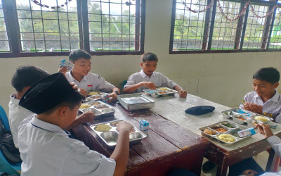 Perdana Program MBG di MTsN Tapanuli Utara, Siswa Sambut dengan Keceriaan